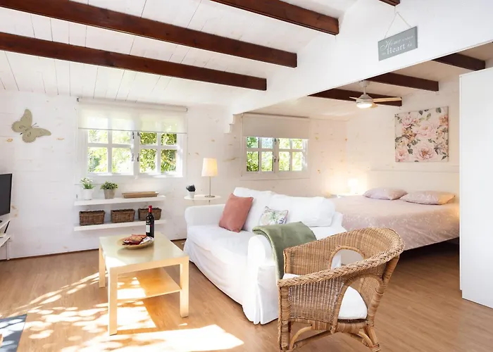 Apartment Home2book Cozy Bougainville, Peace Retreat